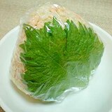 “鮭フレークとゴマ”のおにぎり。